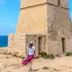 Photo d'une femme devant la Tour de Lippija  à Malte