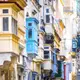 Photo du centre ville de la Valette avec ses maison colorées typiques