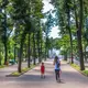 Photo de promeneurs dans un parc à Chisinau en Moldavie