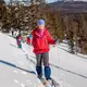 Vue de promeneurs en ski de fond dans la neige en Norvège 