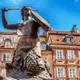 Photo de la statue de la petite sirène dans le vieux Varsovie