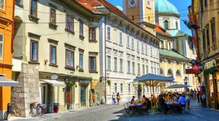Vol pas cher pour Ljubljana, balade dans le centre-ville de Ljubljanica Vol pas cher pour Ljubljana, balade dans le centre-ville de Ljubljanica