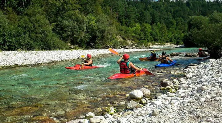 Descente d'une rivière en kayak en Slovénie Voyage en Slovénie, descente d'une rivière en kayak