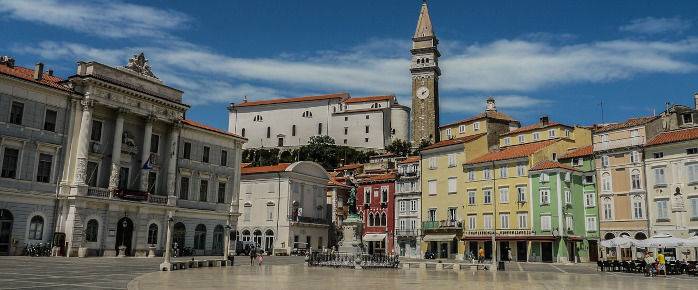 Billet d’avion pour la Slovénie, balade sur la place Tartini à Piran