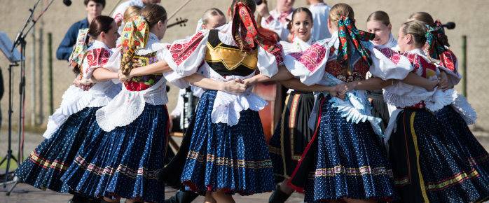 Vol pas cher pour la Slovaquie, découverte de danseuses slovaques en costume traditionnel