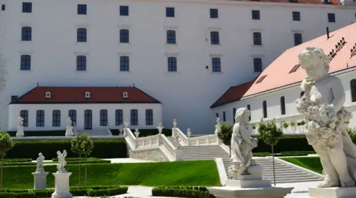 Vol pas cher pour Bratislava, promenade dans le jardin du château Vol pas cher pour Bratislava, promenade dans le jardin du château