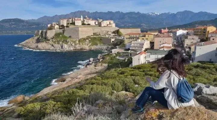 Calvi sur l'Ile de Beauté Admirez la vue imprenable de Calvi, trouvez un billet d'avion pas cher pour la Corse