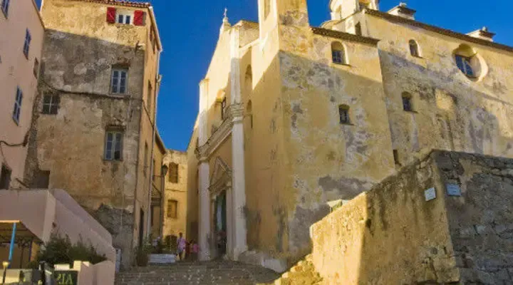 La Vieille ville de Calvi Explorez la vieille ville de Calvi, réservez votre vol pas cher pour l’Ile de Beauté