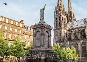 Explorez la Place de la Victoire à Clermont-Ferrand, réservez un vol pas cher