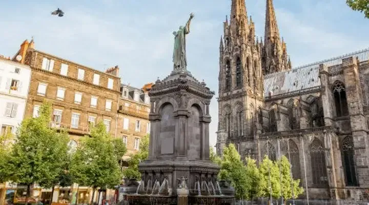 Explorez la Place de la Victoire à Clermont-Ferrand, réservez un vol pas cher Explorez la Place de la Victoire à Clermont-Ferrand, réservez un vol pas cher