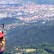 Vue d'une personne faisant du parapente au dessus des monts d'Auvergne