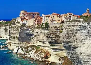 Admirez les falaises de Bonifacio avec un vol pas cher pour Figari