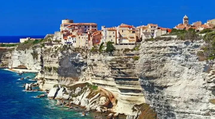 Les falaises de Bonifacio Admirez les falaises de Bonifacio avec un vol pas cher pour Figari