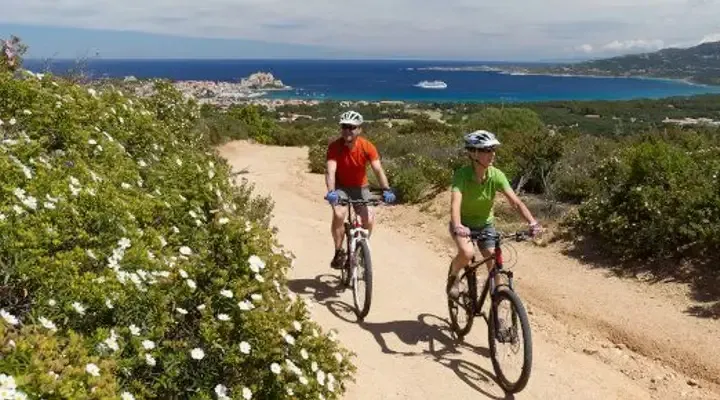 Une balade à vélo autour de Figari Profitez d'une balade à vélo, réservez un billet d'avion pas cher à destination de Figari
