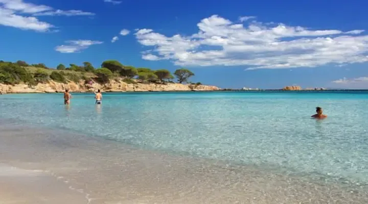 Une plage près de Figari Détendez-vous sur les plages près de Figari, trouvez un vol pas cher pour la Corse