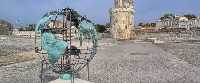 Découvrez le Globe de la Francophonie à La Rochelle, trouvez un billet d'avion pas cher