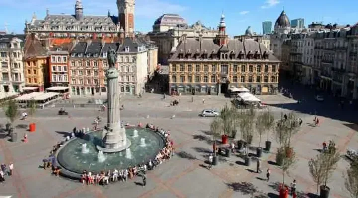 Découvrez la place centrale du Vieux Lille, réservez un billet d'avion pas cher à destination de Lille Découvrez la place centrale du Vieux Lille, réservez un billet d'avion pas cher à destination de Lille