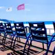 Photo des célèbres chaises bleues de Nice sur la Côte d'Azur