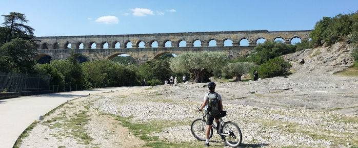 Découvrez l'aqueduc romain de Nîmes, réservez un vol pas cher
