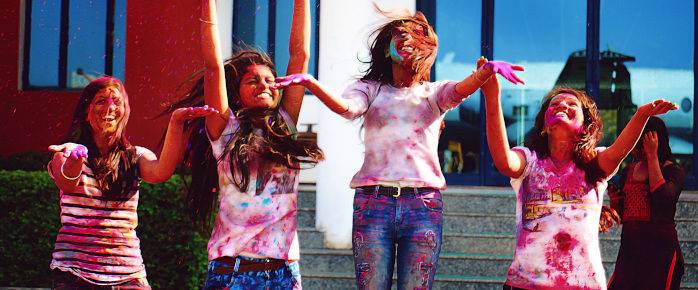 Vivez la fête Holi à Nîmes, trouvez un billet d'avion pas cher