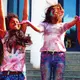 Photo de jeunes filles célébrant la fête Holi