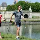 Photo de promeneurs devant le château de Vincennes