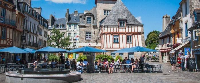 Flânez dans le quartier médiéval, réservez un vol pas cher pour Quimper