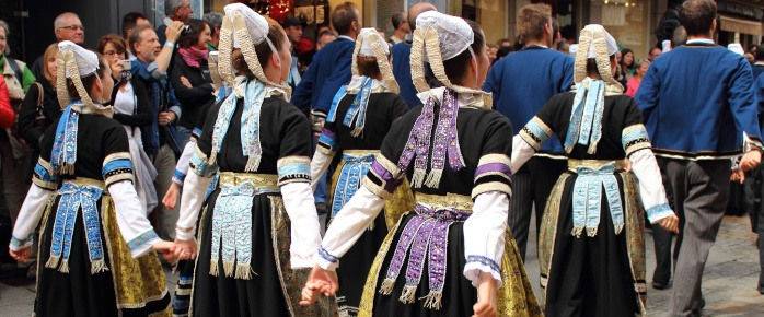 Réservez un vol pas cher pour Qimper et assistez au Festival de Cornouaille