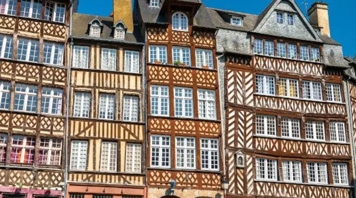 Découvrez les maisons à colombage de la Place Champ Jacquet avec un vol pas cher pour Rennes Découvrez les maisons à colombage de la Place Champ Jacquet avec un vol pas cher pour Rennes