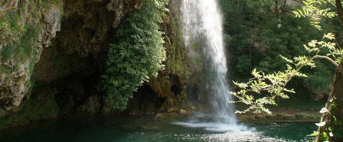 Admirez la cascade de Salles-la-Source près de Rodez, trouvez un vol pas cher