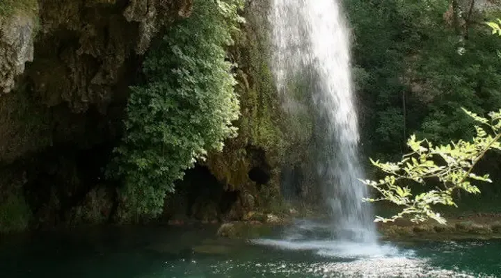 Admirez la cascade de Salles-la-Source près de Rodez, trouvez un vol pas cher Admirez la cascade de Salles-la-Source près de Rodez, trouvez un vol pas cher