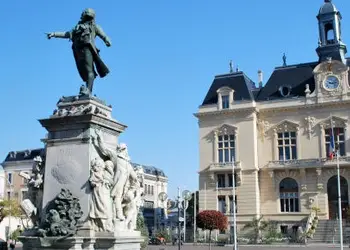 Découvrez la Mairie de Tarbes, réservez un vol pas cher pour Lourdes et Tarbes