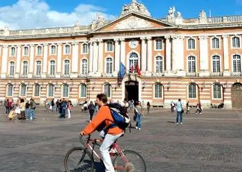 Découvrez la Place du Capitole avec un vol pas cher pour Toulouse
