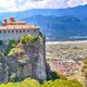 Vue d'un monastère dans la région des Météores en Grèce