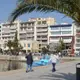 Vue de promeneur le long du port de Kavala