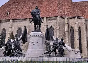 Vol pas cher pour Cluj-Napoca, admirez la statue du roi Mathias