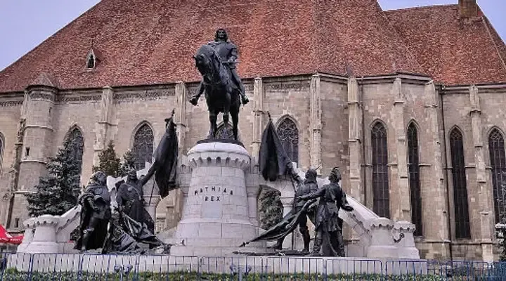 La Statue du Roi Mathias Corvin à Cluj-Napoca Vol pas cher pour Cluj-Napoca, admirez la statue du roi Mathias