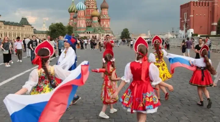 Le 12 Juin, défilé dans les rues pour la fête nationale russe Vol pas cher pour Moscou pour la fête nationale russe le 12 juin