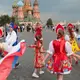 Photo d'enfants en costume pour la fête nationale russe, le 12 juin