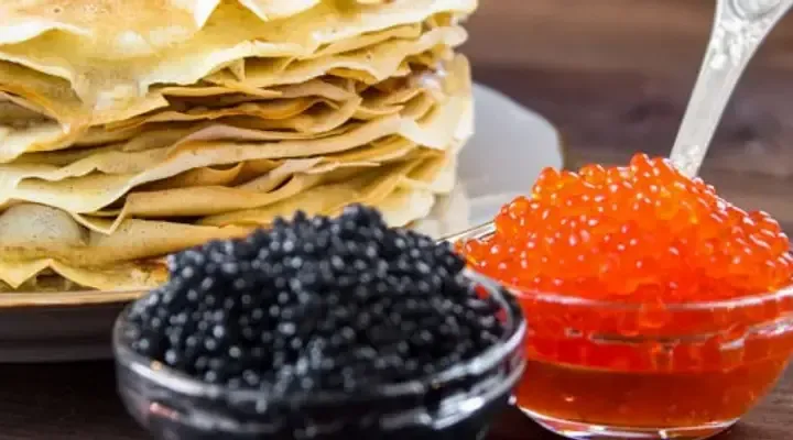 Crêpes au caviar noir et rouge, spécialités russes Billet d’avion Moscou, crêpes au caviar noir et rouge