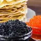 Photo de crêpes au caviar noir et rouge, spécialités russes