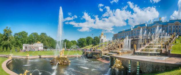 Billet d’avion pour la Russie, grande cascade de Peterhof à Saint-Pétersbourg