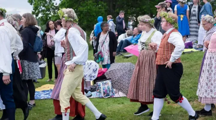 Vue de personnes en costume fêtant la Saint Jean à Göteborg Vue de personnes en costume fêtant la Saint Jean à Göteborg