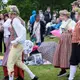 Vue de personnes en costume fêtant la Saint Jean à Göteborg