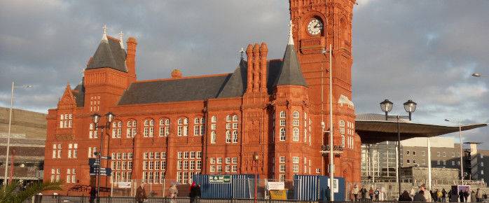Réservez un vol pas cher pour Cardiff, admirez le Pierhead Building