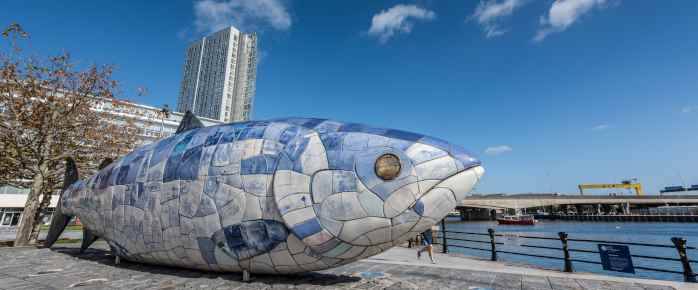 Admirez le Big Fish, trouvez un billet d’avion au meilleur prix pour Belfast
