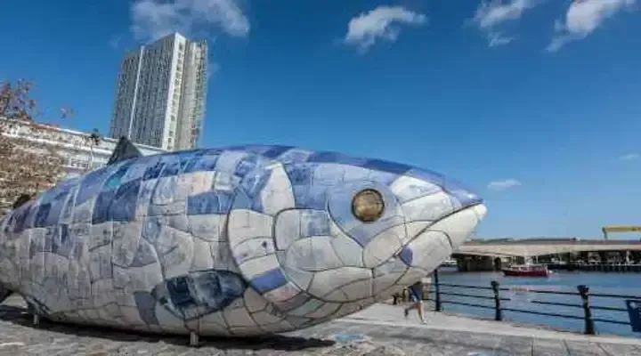 Le Big Fish, l'emblème de Belfast Admirez le Big Fish, trouvez un billet d’avion au meilleur prix pour Belfast