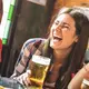 Photo de jeunes filles rigolant autour d'une bière dans un pub irlandais e Dublin