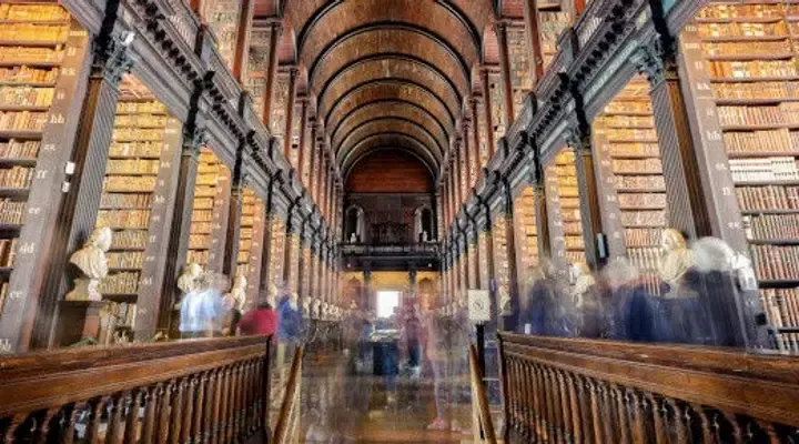 Réserver un vol pour Dublin et découvrez la bibliothèque du Trinity College Réserver un vol pour Dublin et découvrez la bibliothèque du Trinity College