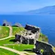 Ruines du château d'Urquhart en Écosse au bord du lac du Loch Ness